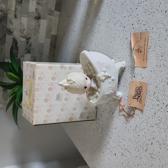 Precious Moments figurine - Picture 10 of 10